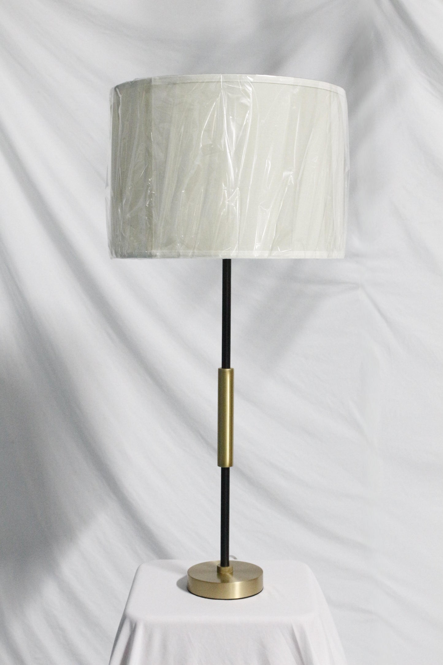 Linear Muse: Refined Mid-Century Elegance.