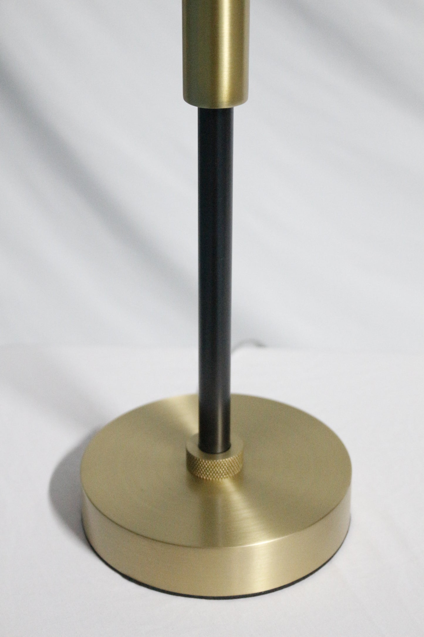 Linear Muse: Refined Mid-Century Elegance.