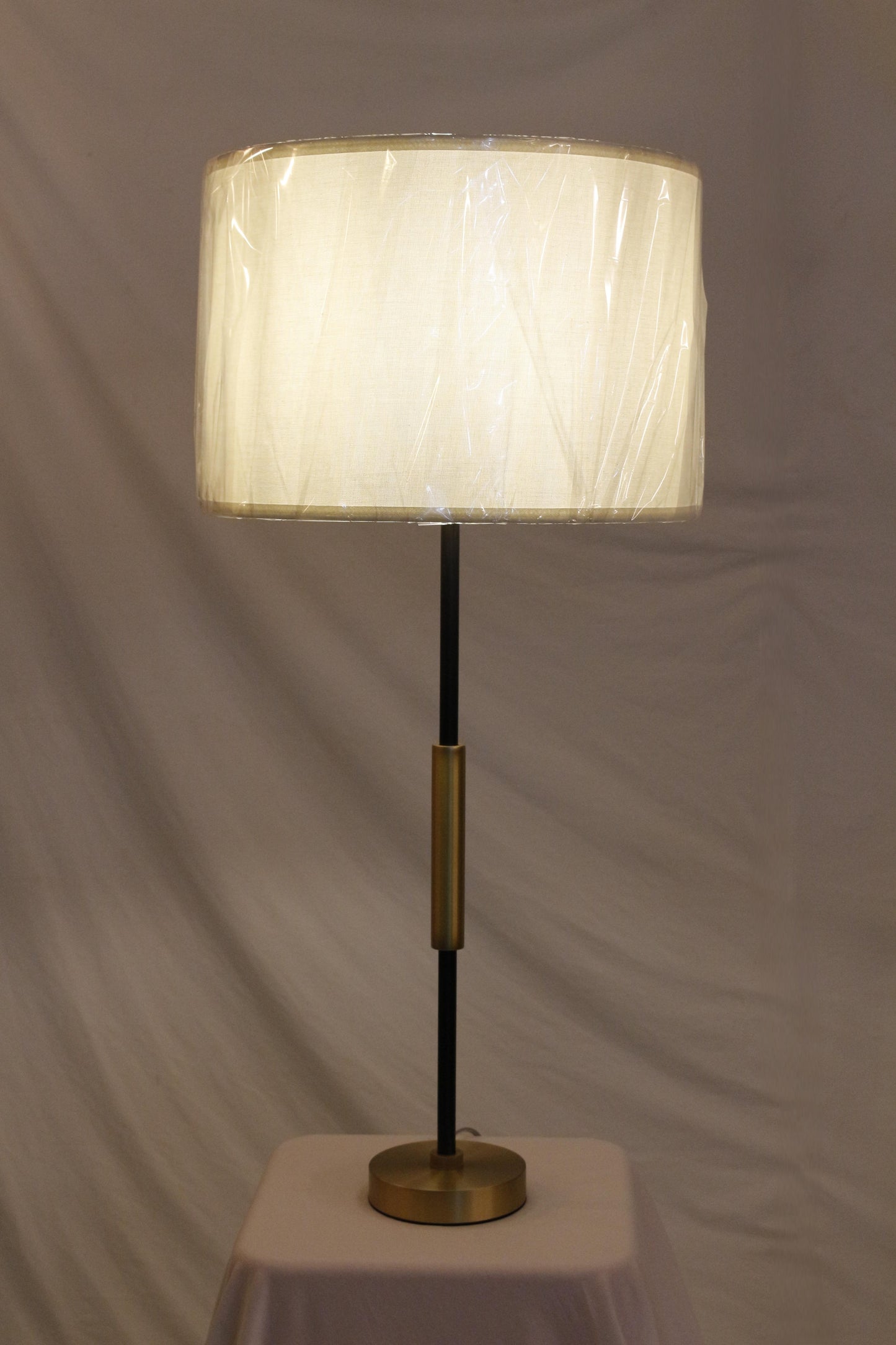 Linear Muse: Refined Mid-Century Elegance.